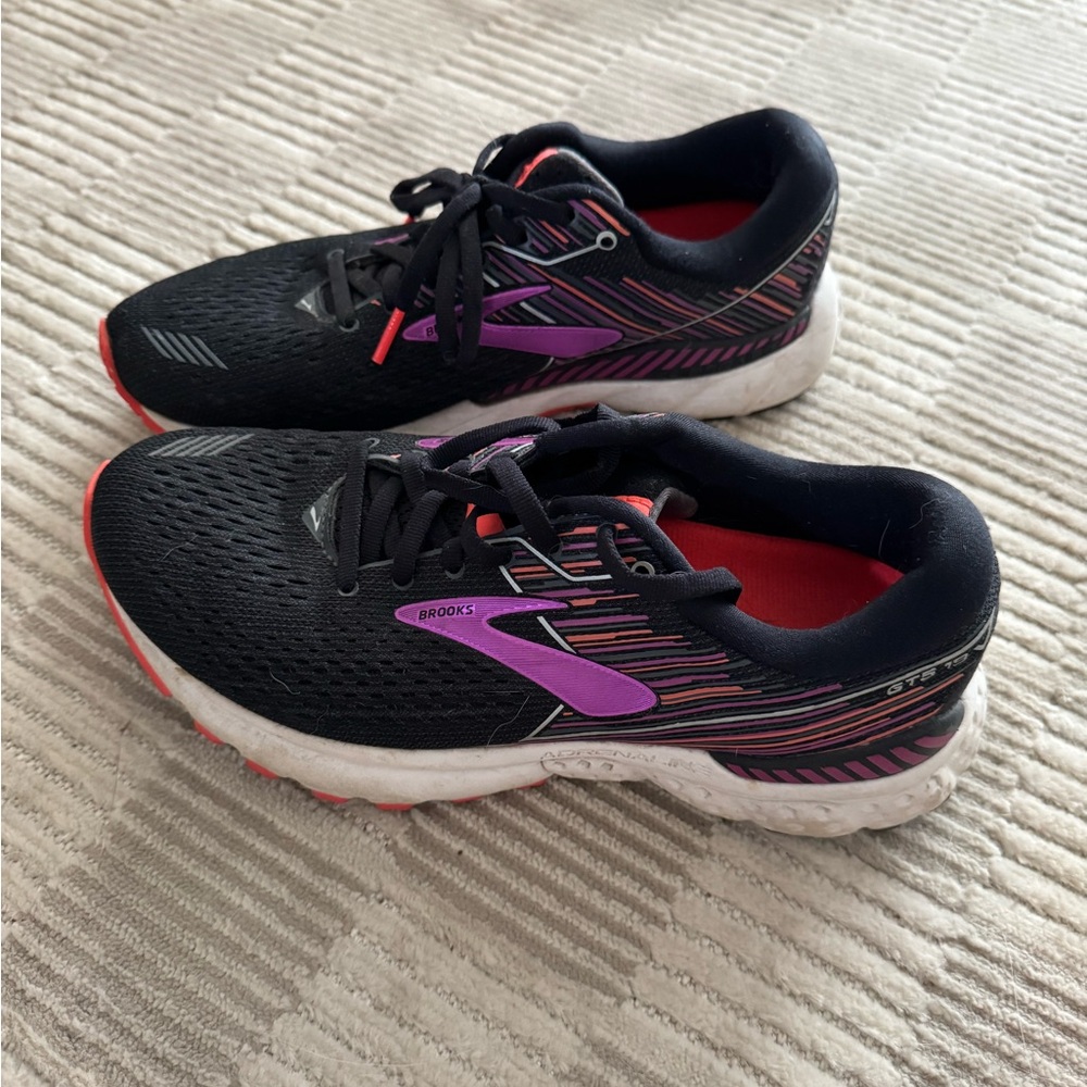 Brooks Sneakers